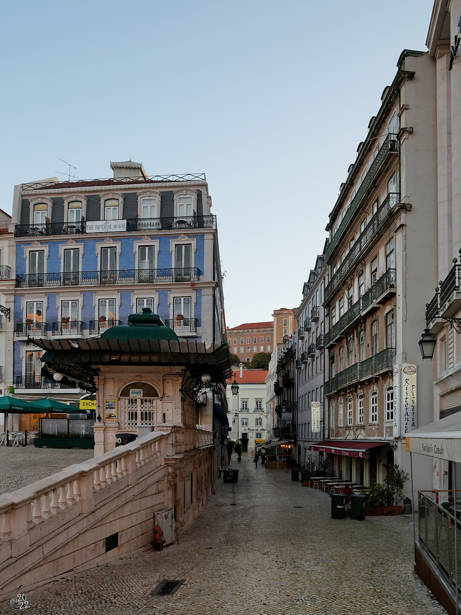 Diese kleine Seitengasse fhrt zum Praa dos Restauradores in Lissabon. (Januar 2017)