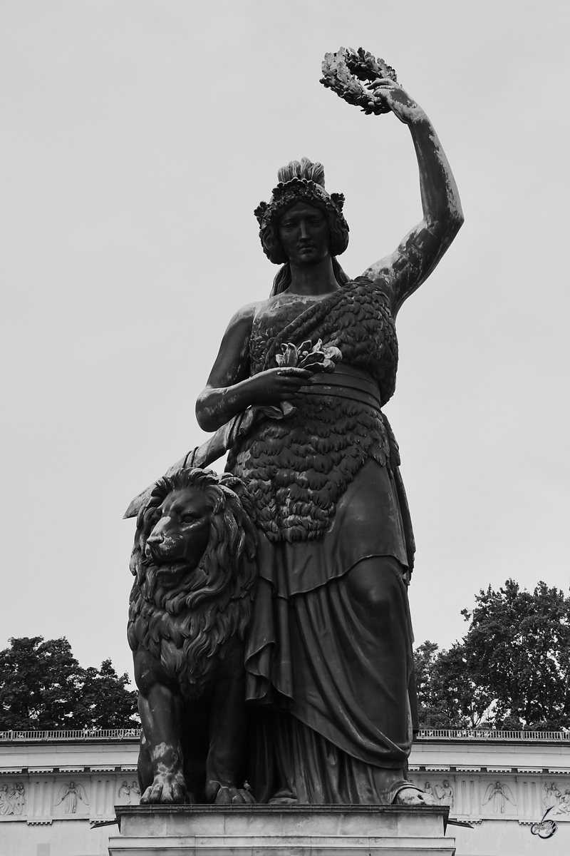 Diese kolossale Bronzestatue in Mnchen gilt als bekannteste und zugleich monumentalste Darstellung der Bavaria. (Mnchen, August 2020)