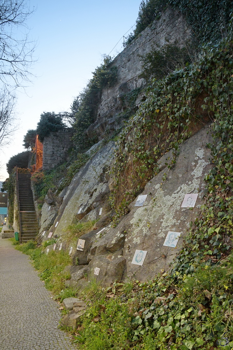 Diese mit Portraitfliesen verzierte Felswand ist etwas auerhalb vom Zentrum Portos zu sehen. (Januar 2017)