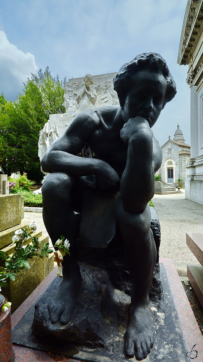 Diese nachdenklich wirkende Skulptur befand sich auf einem Grab auf dem Zentralfriedhof Mailand. (Juni 2014)