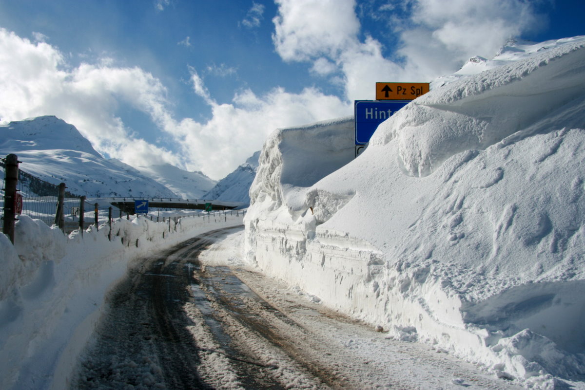 Diese Schneewehe sagt alles aus. Das Schild der Schnellstrae 13 ist nicht mehr zu erkennen; 09.02.2014