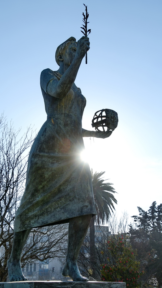 Diese Skulptur von Bruno Marques hält einen Palmzweig (was Frieden bedeutet) sowie ein Wappen von Portugal und soll an das 100-jährige Bestehen der Portugiesischen Republik erinnern. (Porto, Januar 2017)