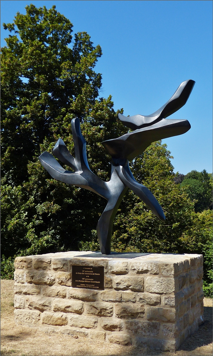 Diese Skulptur  der Friedensbaum  wurde am Place de Metz, nahe dem Fahrrad- und Fugngerweg unter der neuen Brcke aufgestellt, zum 175 jhrigen Bestehen der Militrmusik und das der Freiwilligendienst bei  der luxemburgischen Armee seit 50 Jahren besteht. Das Monument wurde im Jahr 2017 errichtet. 05.08.2020