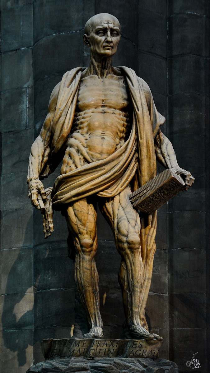 Diese Statue des gehuteten Heiligen Bartholomus stammt aus dem Jahr 1562. (Mailand, Juni 2014)