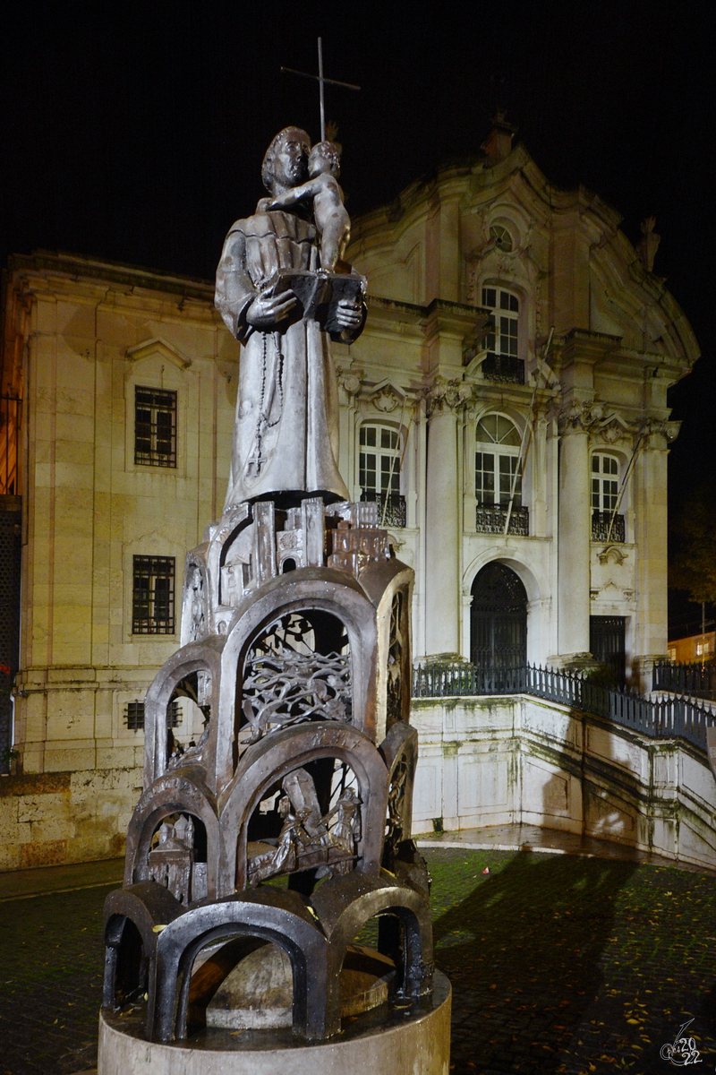 Diese Statue des Heiligen Antonius (Esttua de Santo Antnio) steht in Lissabon. (Dezember 2016)