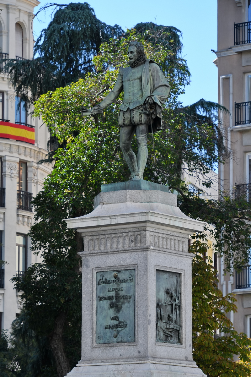 Diese Statue des spanischen Schriftstellers Miguel de Cervantes befindet sich auf dem Plaza de las Cortes in Madrid. (November 2022)