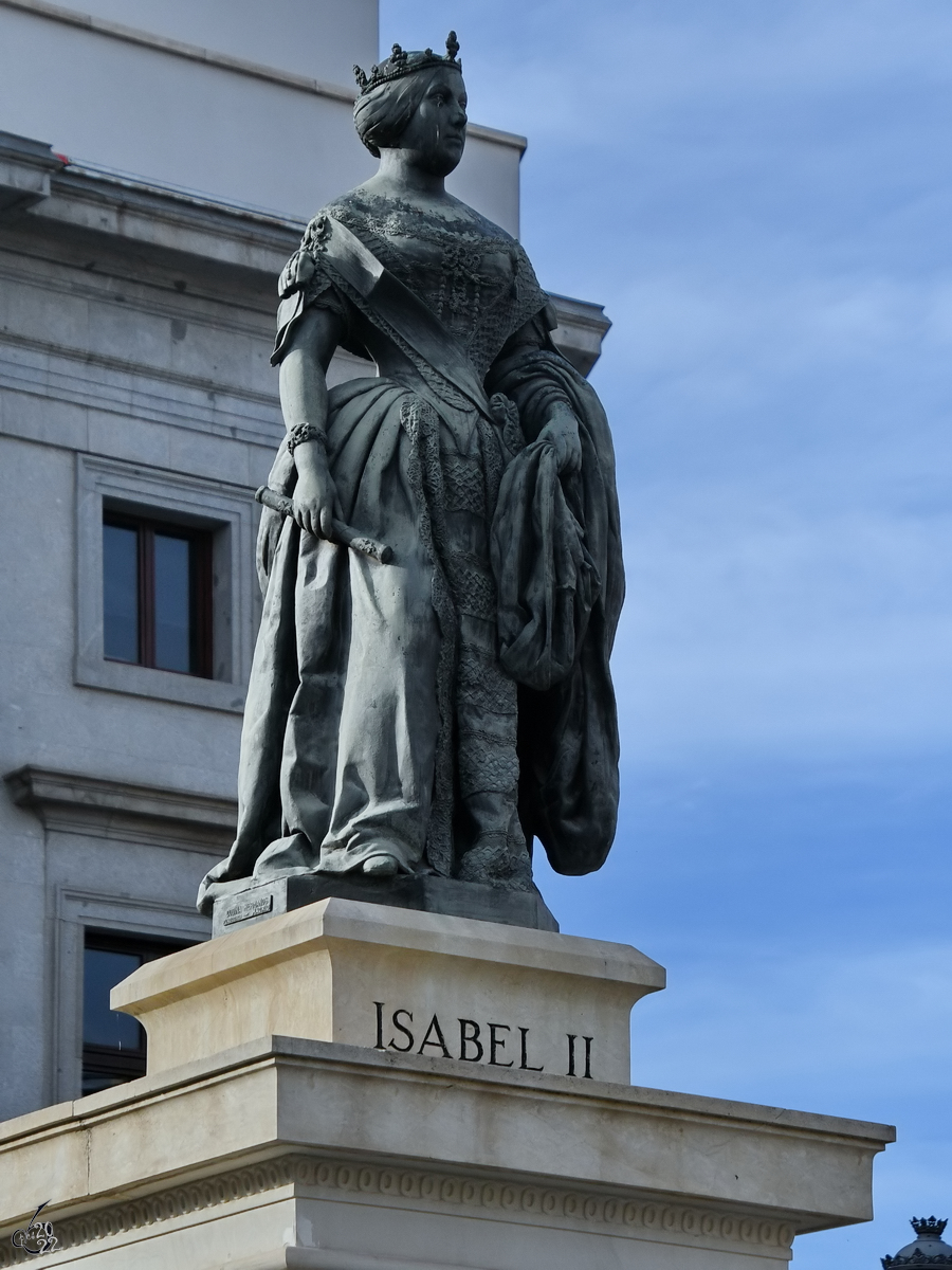 Diese Statue von Knigin Isabella II. steht vor dem kniglichen Theaters (Teatro Real) in Madrid. (November 2022)