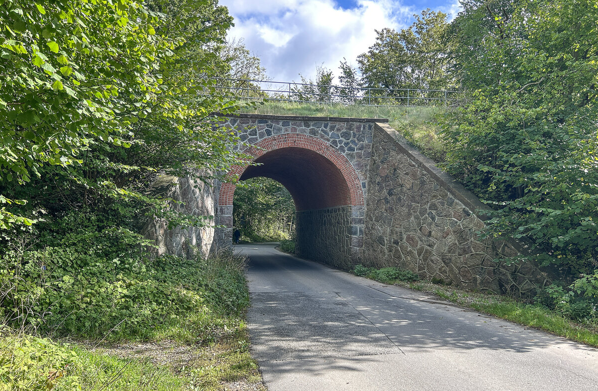 Diese Viadukt f�hrt �ber die Stennevej etwas n�rdlich von Apenrade in Nordschleswig. Sie wurde urspr�nglich errichtet, um die Schmalspurbahn von Apenrade nach Loit �ber die Landstra�e zu f�hren. Nachdem die Bahn 1926 stillgelegt und abgebaut worden war, wurde auf der alten Trasse ein Fu�- und Radweg angelegt.
Aufnahme: 21. September 2026.