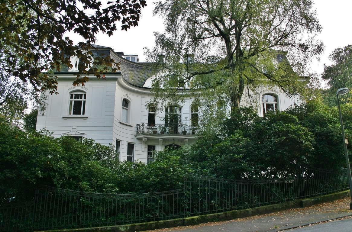 Diese Villa ist in der Goebenstrae im Briller-Viertel von Wuppertal zu finden.
Das grte zusammenhngende Villen-Viertel Deutschlands, das Briller-Viertel in Wuppertal, lockt mit fast 300 dieser Prachtexemplare, auf die Hhenzge nah der Innenstadt und der kleinen aber feinen  Altstadt , dem Luisenviertel, das sich mit den umliegenden, riesigen Bestnden an Grnderzeit- und Jugendstilbauten z.B. auf dem lberg, immer mehr zum Kreuzberg NRW's und dem kreativen Kietz schlechthin entwickelt. Eine der dortigen Villen, ist die als  Galerie Parnass  in der Kunstwelt legendre und berhmte Villa Jaehrling, in der, wie es die FAZ beschrieb, 1963 eine der Schlsselausstellungen des 20 Jahrhunderts mit Joseph Beuys, Bazon Brock, Charlotte Moorman, Nam June Paik, Eckart Rahn, Tomas Schmit und Wolf Vostell stattfand. Das Happening war der Kristallisations-Punkt der Fluxus-Bewegung in Deutschland. Ferner wohnten unter anderem die Dichterin Else-Lasker-Schler, Bayer und IG-Farben-Chef Carl Duisberg und Johannes Rau im Briller-Viertel. 03.10.2011