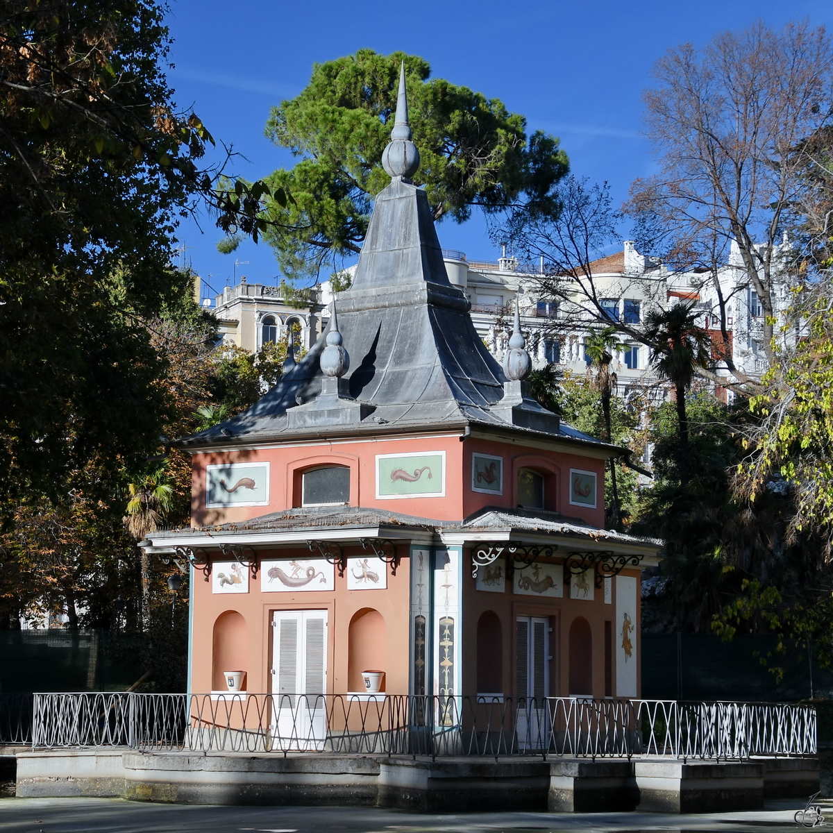 Dieser 1817 im Retiro-Park erbaute kleine Palast (La Casita del Pescador) ist eines der wenigen erhaltenen Gebude, die ursprnglich dem ausschlielichen Privatgebrauch der spanischen Knige diente. (Madrid, November 2022)
