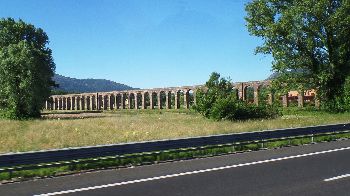 dieser quadukt wurde beim Bau der Autobahn Florenz – Pisa unterbrochen, Foto aus dem fahrenden Bus am 14.5.2014 