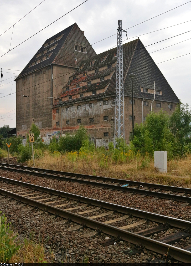 Dieser alte Getreidespeicher an der Speicherstrae in Sangerhausen wurde an einem Bahnbergang der Bahnstrecke Halle–Hann. Mnden entdeckt.

🕓 18.8.2022 | 16:26 Uhr