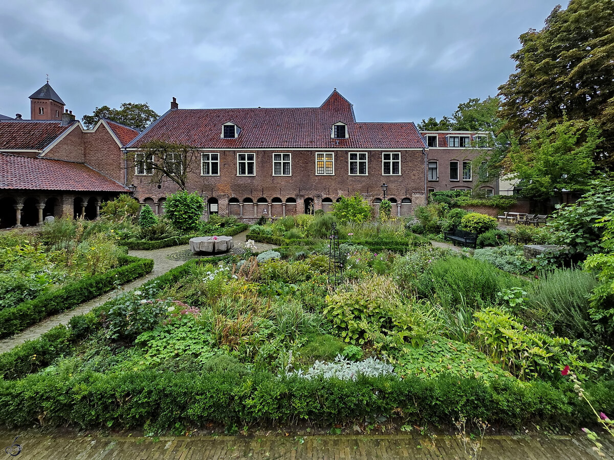 Dieser der Heiligen Maria gewidmete Klostergarten ist ein �berbleibsel der einst pr�chtigen St.-Marien-Kirche in Utrecht. (September 2026)