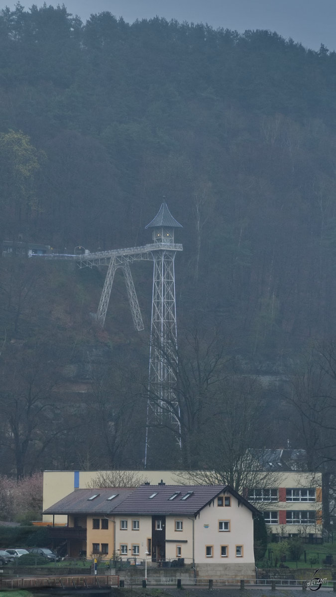 Dieser im Jahre 1904 errichtete Personenaufzug fhrt auf die Ostrauer Scheibe. (Bad Schandau, April 2017)