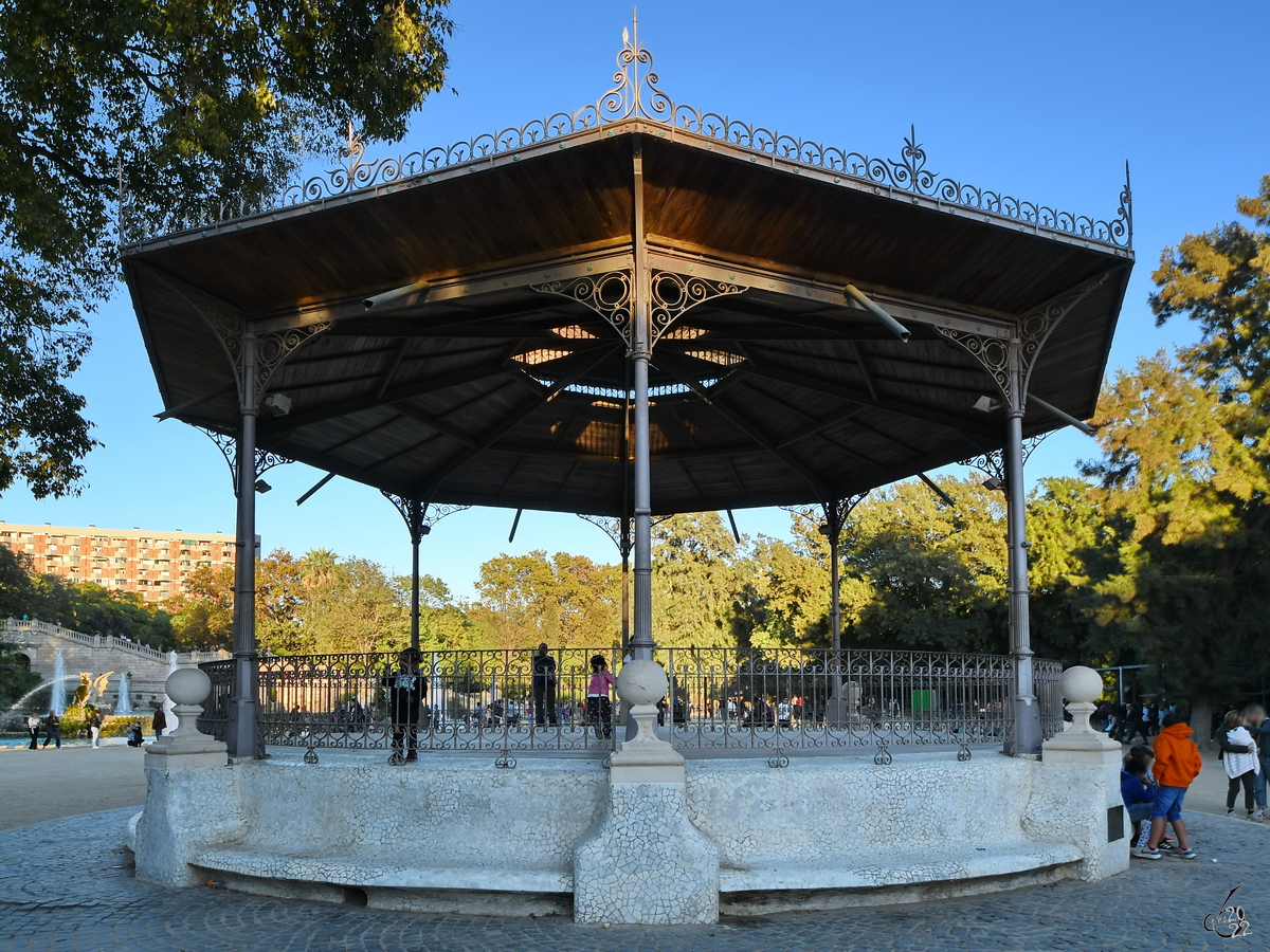 Dieser Musikpavillon wurde als Denkmal fr die Transfrau Snia Rescalvo Zafra (Glorieta de la Transsexual Snia) errichtet, die 1991 an dieser Stelle von einer Neonazis-Gruppe brutal ermordet wurde. (Barcelona, November 2022)