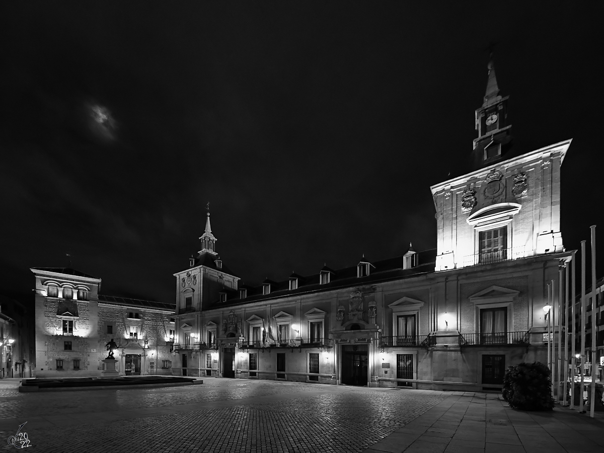 Dieser Platz (Plaza de la Villa) mit der Anfang des 20. Jahrhunderts erbauten Nachbildung eines Palastes (Casa de Cisneros) aus dem 16. Jahrhundert (links) und der im 17. Jahrhundert entworfenen und ursprnglich als Gefngnis genutzten Casa de la Villa (links) war eines der wichtigsten Zentren des mittelalterlichen Madrids. (November 2022)