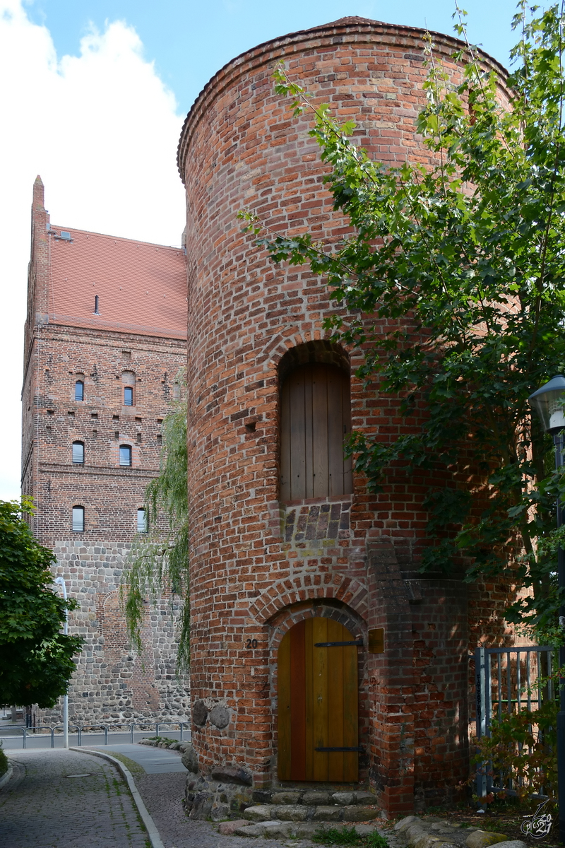 Dieser (Pulver)Turm wurde erstmals 1546 als  dsterer Keller  erwhnt und befindet sich sdlich des Luisentores in Demmin. (August 2014)