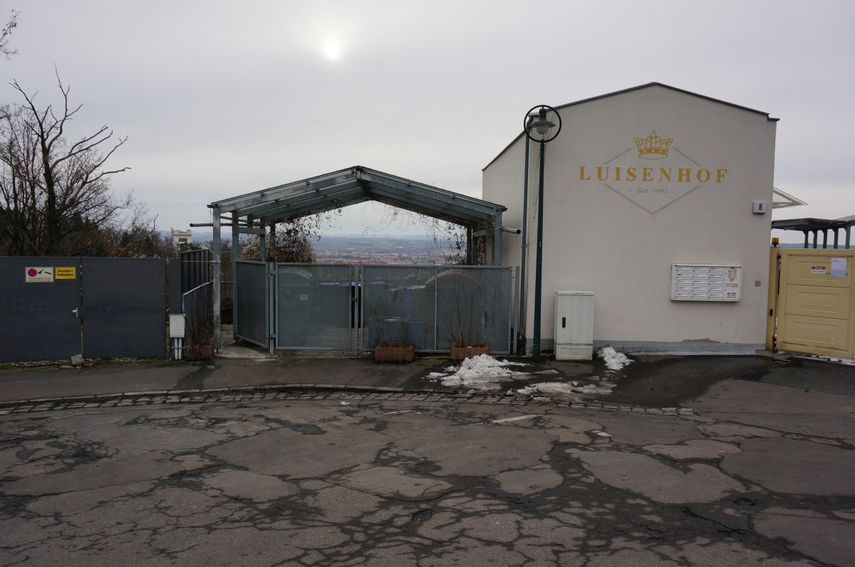 Dieser schmale Gang neben den Mlltonnen ist nach dem Bau der Eigentumswohungen am Luisenhof die einzig verbliebene Mglichkeit, noch einen kleinen Ausblick auf das Elbtal bei Dresden zu bekommen; Weier Hirsch, 03.01.2015
