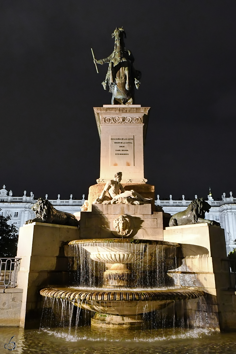 Dieser Springbrunnen mit dem Reiterstandbild des spanischen Knigs Philipp IV. (Monumento a Felipe IV) befindet sich auf dem 1844 entstandenen Platz des Ostens (Plaza de Oriente) in Madrid. (November 2022)
