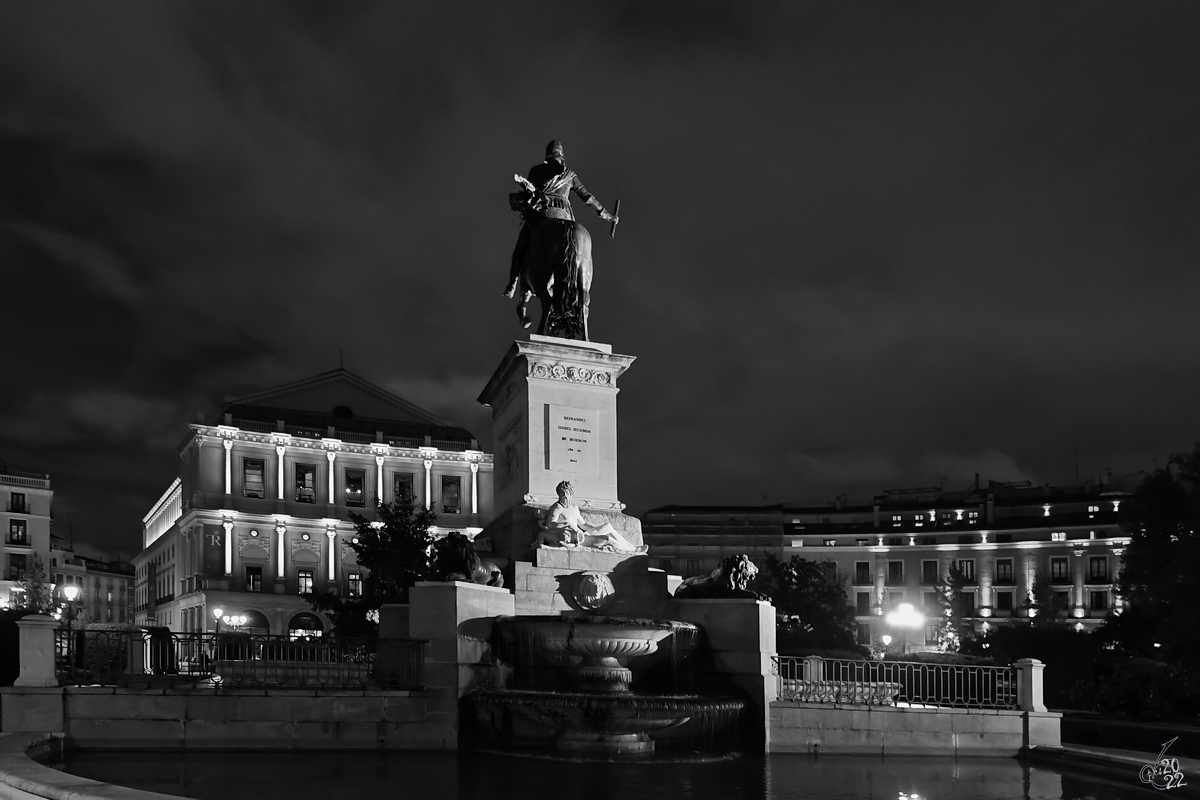 Dieser Springbrunnen mit dem Reiterstandbild des spanischen Knigs Philipp IV. (Monumento a Felipe IV) befindet sich auf dem 1844 entstandenen Platz des Ostens (Plaza de Oriente) in Madrid. (November 2022)