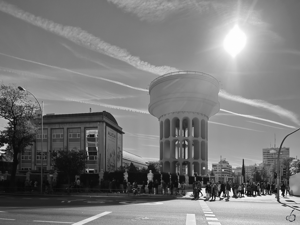 Dieser Wasserturm (Depsito de Plaza Castilla) war von 1939 bis 1950 in Betrieb. Am Straenrand warten viele Menschen auf dem Einlass in die Kunstgalerie der Fundacin Canal. (Madrid, November 2022)