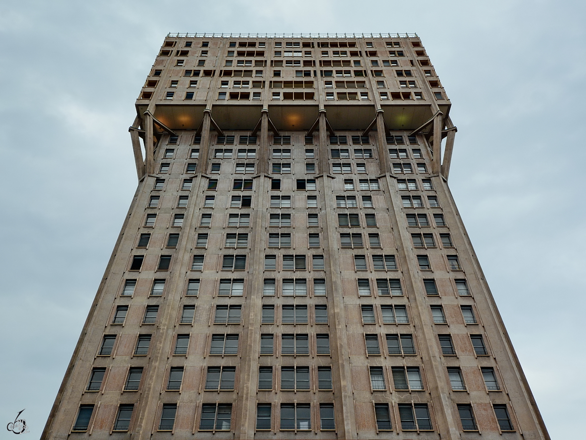 Dieses 106 Meter hohe Hochhaus (Torre Velasca) in Mailand wurde von 1956 bis 1958 erbaut. (Juni 2014)