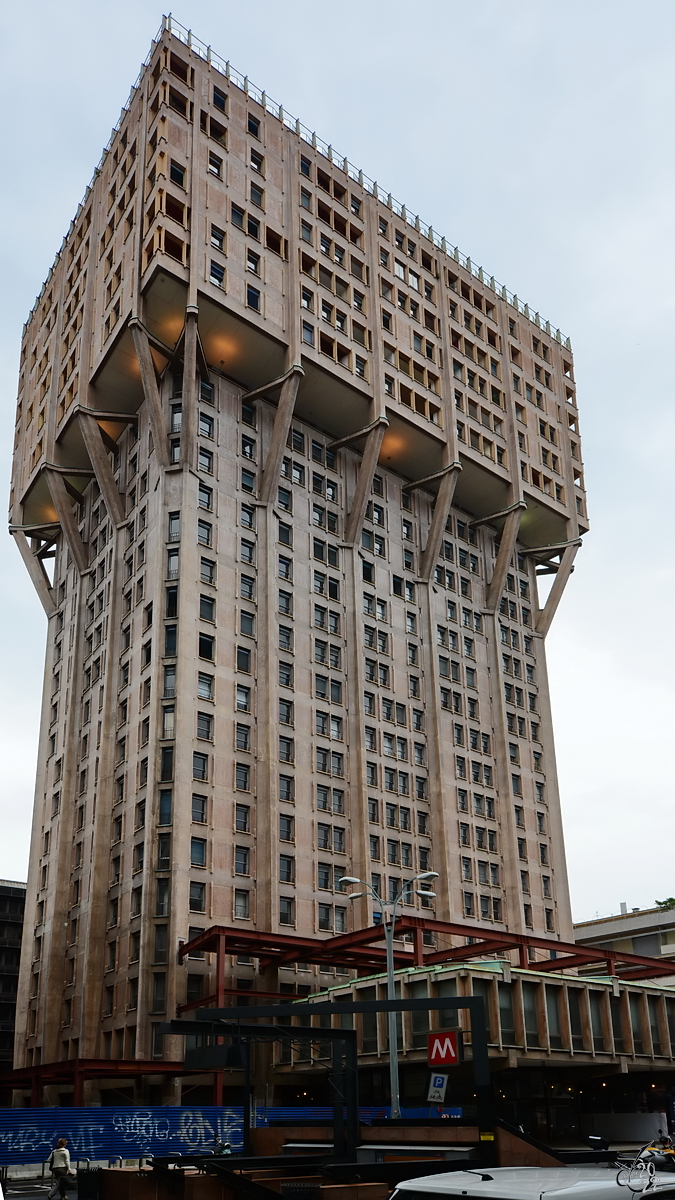 Dieses 106 Meter hohe Hochhaus (Torre Velasca) in Mailand wurde von 1956 bis 1958 erbaut. (Juni 2014)