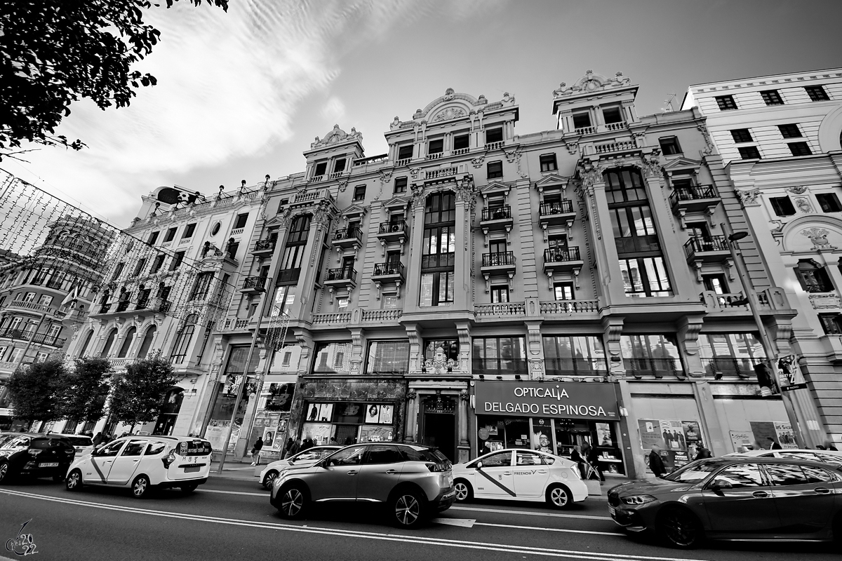 Dieses von 1918 bis 1921 erbaute Haus befindet sich an der Gran Va im Zentrum von Madrid. (November 2022)