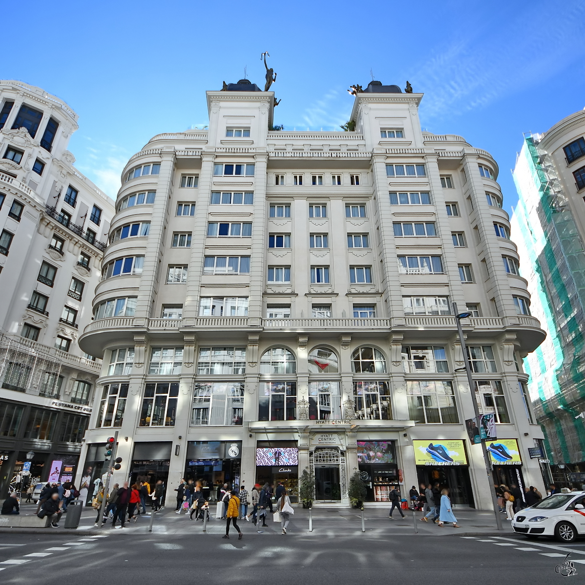 Dieses von 1925 bis 1927 gebaute Hochhaus des Hyatt Centric Hotel befindet sich an der Gran Va. (Madrid, November 2022)