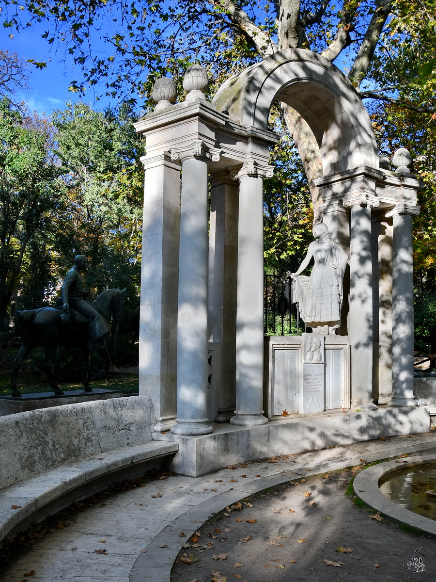 Dieses 1934 eingeweihte Denkmal ist den spanischen Dramatiker und Dichter Serafn und Joaqun lvarez Quintero (Monumento a Serafn y Joaqun lvarez Quintero) gewidmet und befindet sich im Retiro-Park Madrid. (November 2022)