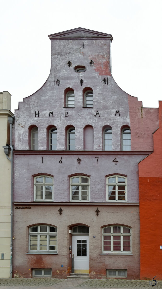 Dieses alte Stadthaus im historischen Stadtkern von Wismar wurde 1674 erbaut. (April 2024)