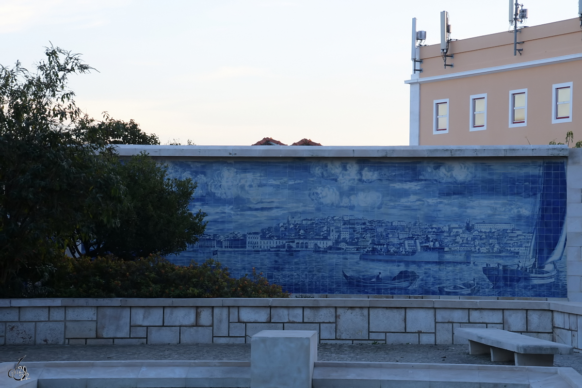 Dieses aus dem Jahr 1939 stammende Fliesenbild zeigt einen Blick auf portugiesische Hautstadt. (Lissabon, Januar 2017)