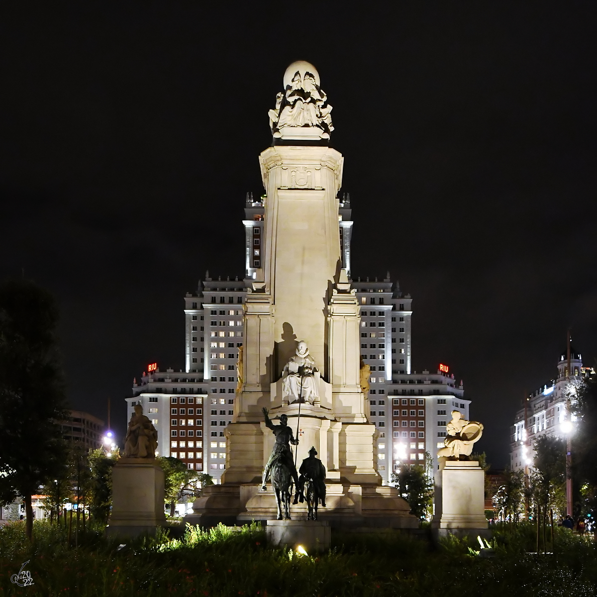 Dieses dem spanischen Schriftsteller Miguel de Cervantes Saavedra gewidmete Denkmal befindet sich auf dem Plaza de Espaa in Madrid. (November 2022)