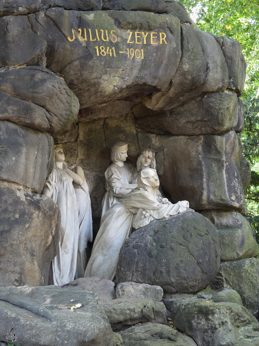 Dieses Denkmal ist dem bhmischer Schriftsteller, Dichter und Dramaturg Julius Zeyer gewidmet. (Prag, September 2012)