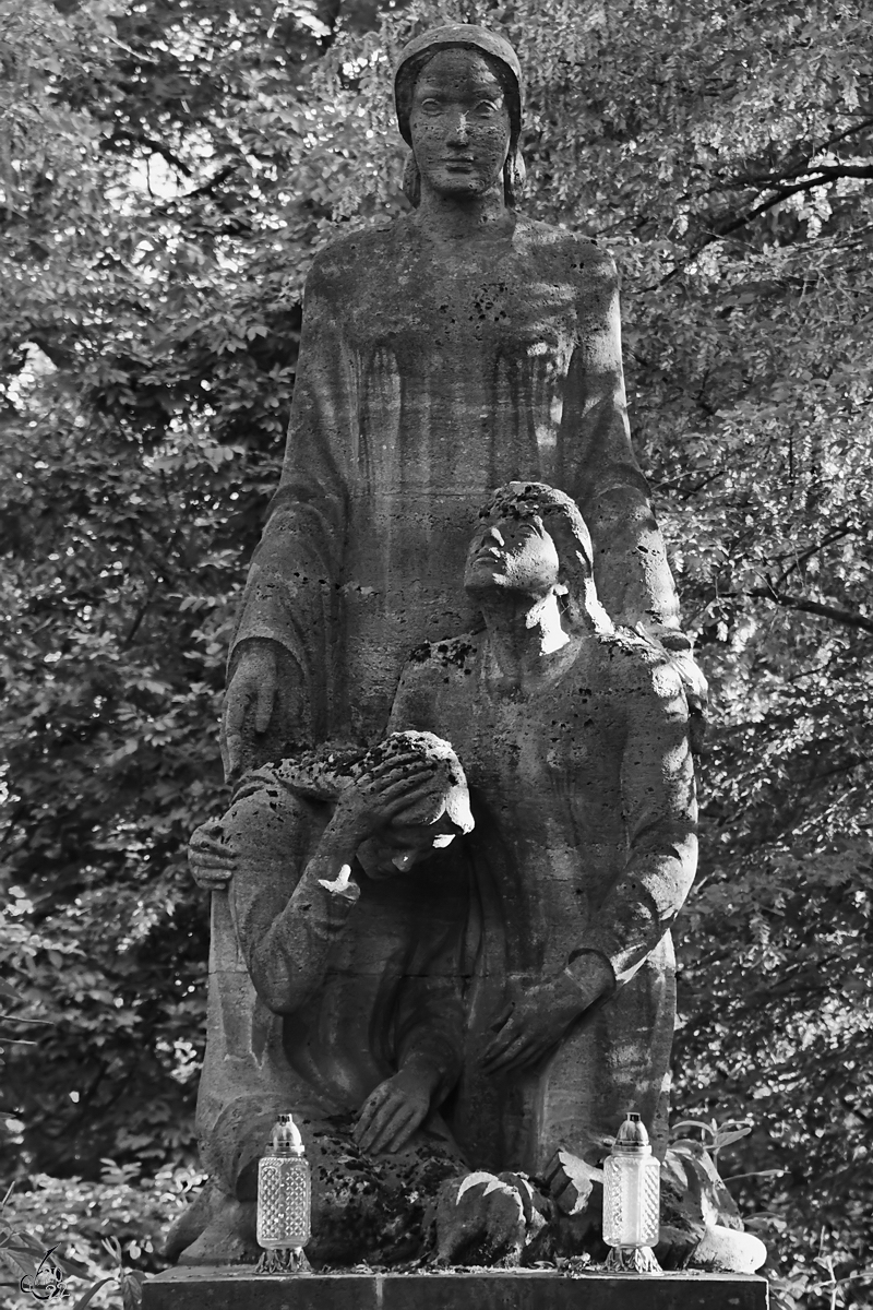 Dieses Denkmal erinnert an die Opfer der Explosion in der Bleistiftfabrik Staedler-Mars am 25. April 1929, bei der sieben Arbeiterinnen ums Leben gekommen sind. (Westfriedhof Nrnberg, Juni 2019)