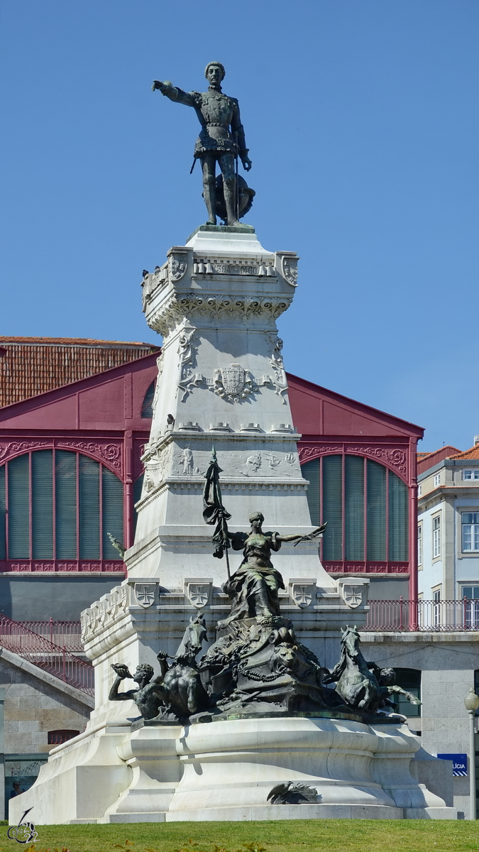 Dieses Denkmal fr Heinrich der Seefahrer (Monumento ao Infante Dom Henrique) wurde 1894 erbaut. (Porto, Mai 2013)