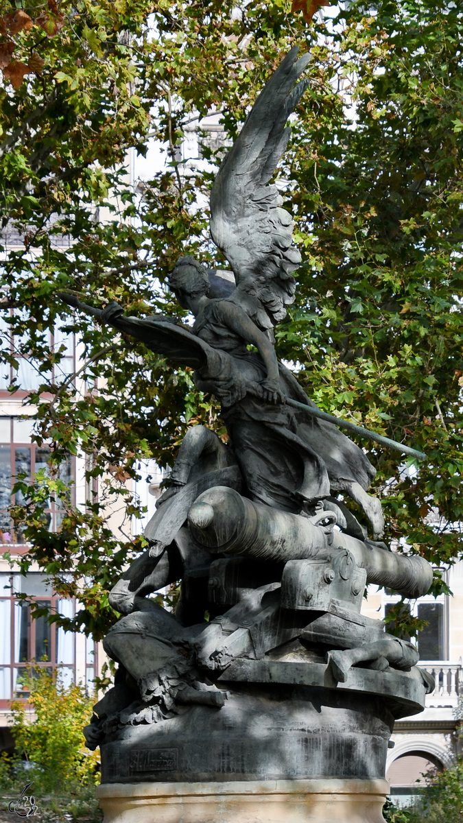 Dieses Denkmal (Monumento al Pueblo del Dos de Mayo de 1808) soll an den 2. Mai 1808 erinnern. An diesem Tag wurde ein Aufstand des spanischen Volkes gegen die franzsischen Besatzer durch die Truppen Napoleons gewaltsam niedergeschlagen. (Madrid, November 2022)