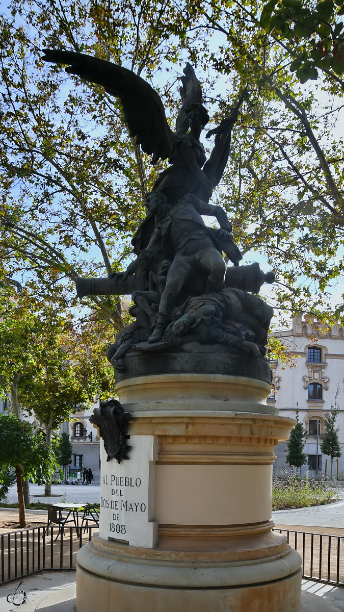 Dieses Denkmal (Monumento al Pueblo del Dos de Mayo de 1808) soll an den 2. Mai 1808 erinnern. An diesem Tag wurde ein Aufstand des spanischen Volkes gegen die franzsischen Besatzer durch die Truppen Napoleons gewaltsam niedergeschlagen. (Madrid, November 2022)