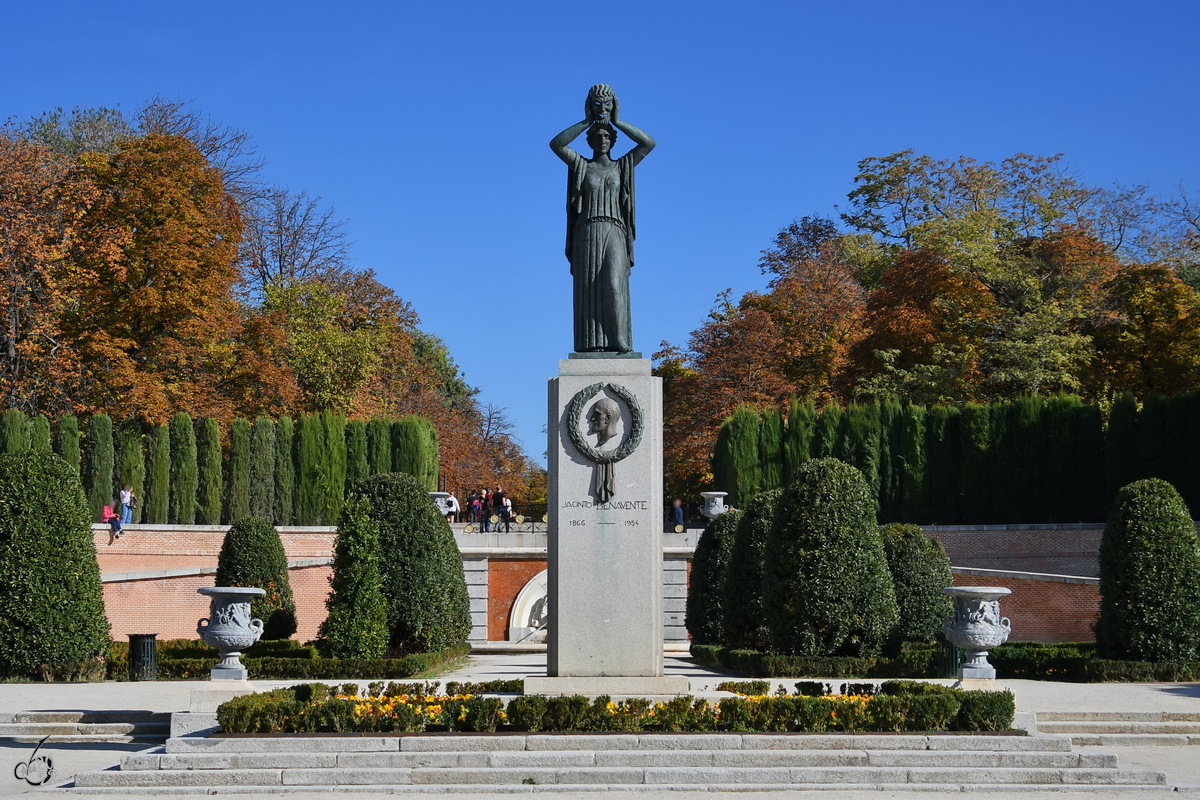Dieses Denkmal im Retiro-Park soll an den spanischer Dramatiker und Journalisten Jacinto Benavente erinnern. (Madrid, November 2022)