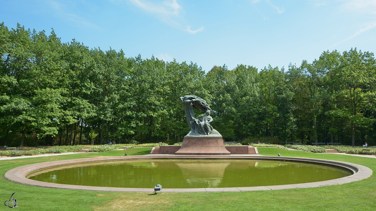Dieses Denkmal stellt Chopin unter einer vom Wind gebeugten masowischen Weide dar. (Warschau, August 2015)