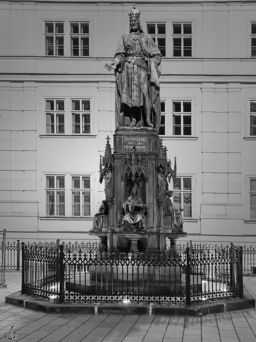 Dieses Denkmal zu Ehren Kaiser Karls IV. wurde 1848 anlsslich des 500. Jahrestages der Grndung der Karls-Universitt errichtet. (Prag, September 2012)
