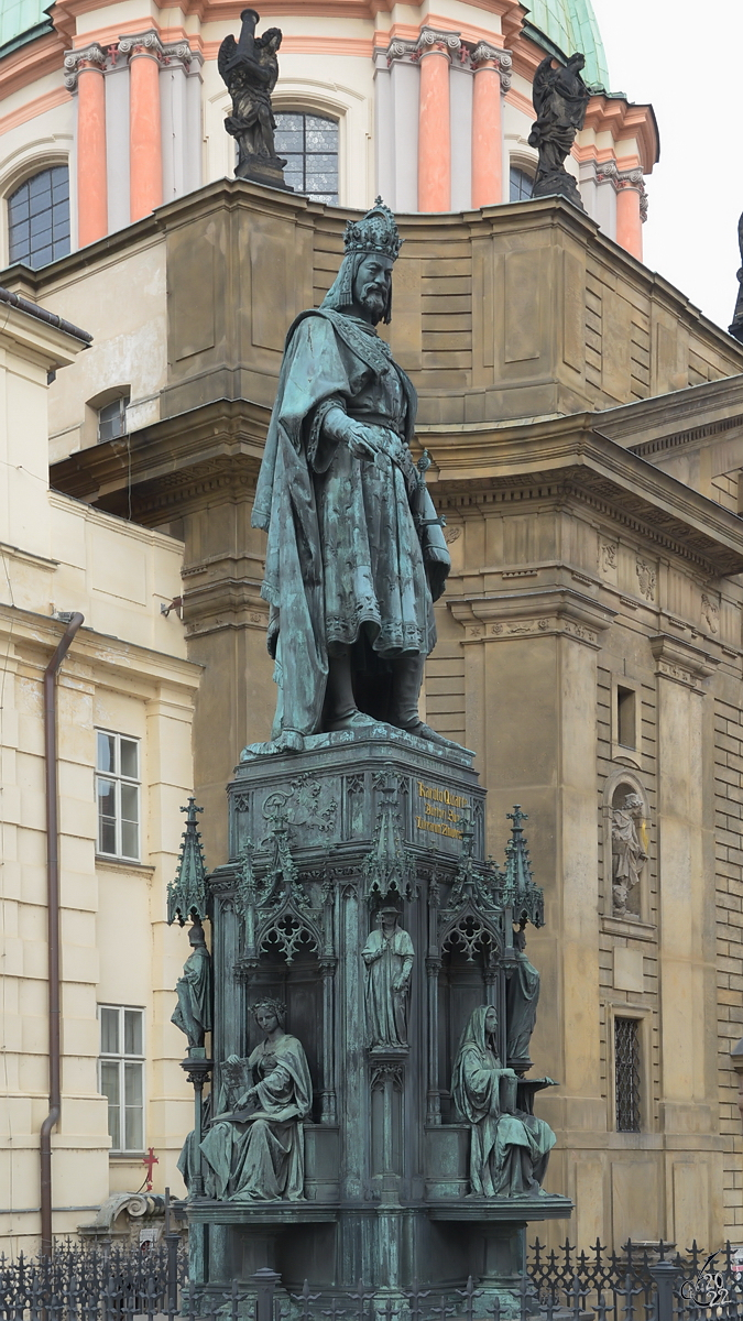 Dieses Denkmal zu Ehren Kaiser Karls IV. wurde 1848 anlsslich des 500. Jahrestages der Grndung der Karls-Universitt errichtet. (Prag, September 2012)