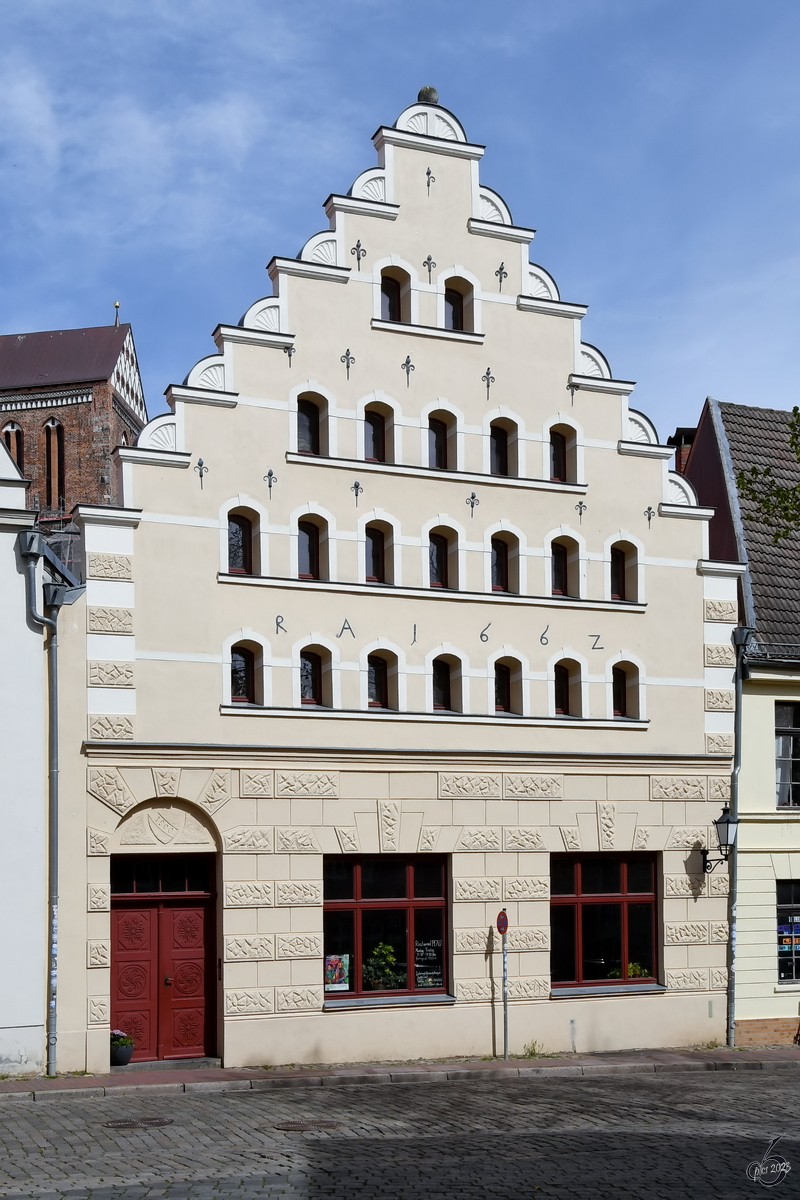 Dieses dreigeschossige Giebelhaus stammt aus dem Jahr 1662. (Wismar, Mai 2023)