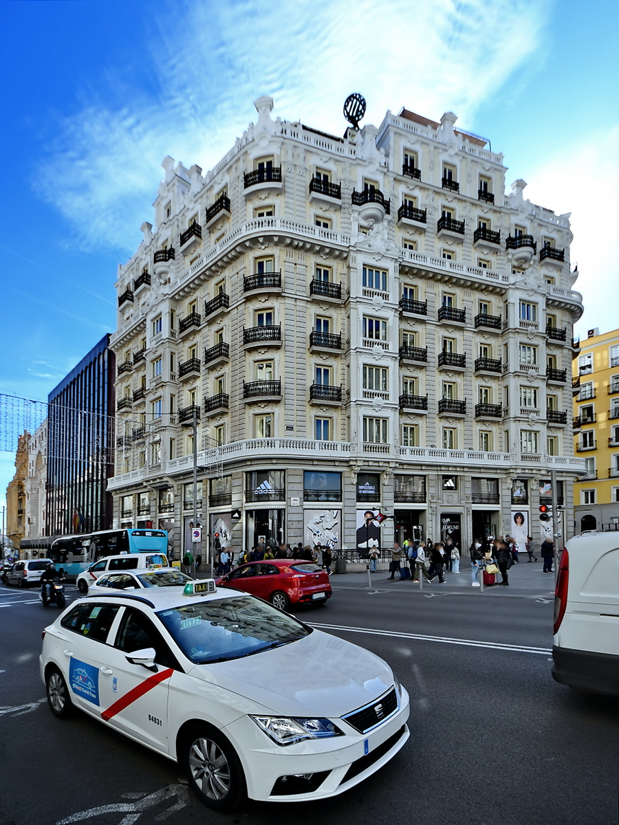 Dieses Gebude an der Gran Va  wurde zwischen 1915 und 1918 erbaut. (Madrid, November 2022)