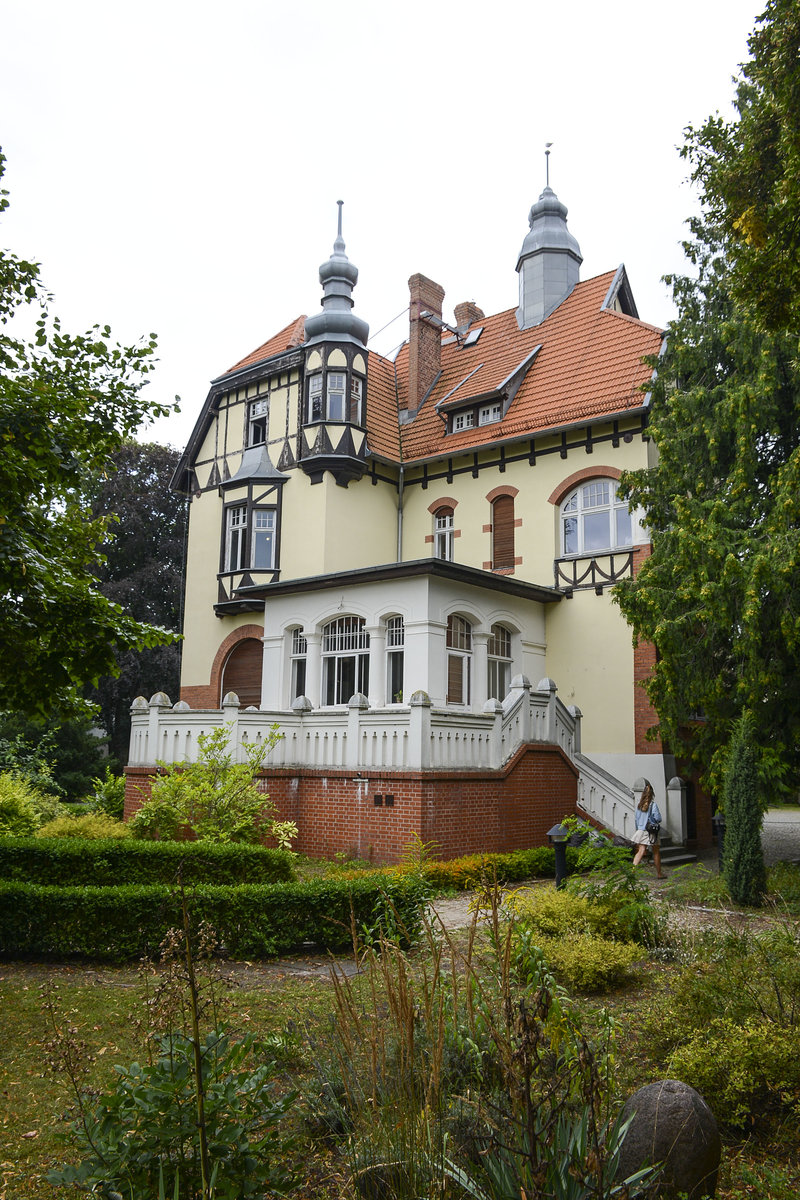 Dieses Gebude an der Ulica Księcia Jzefa Poniatowskiego (bis 1945: Ernststrae) beherbergt das Zoppoter Stadtmuseum (Museum Sopotu). Aufnahme: 16. August 2019.