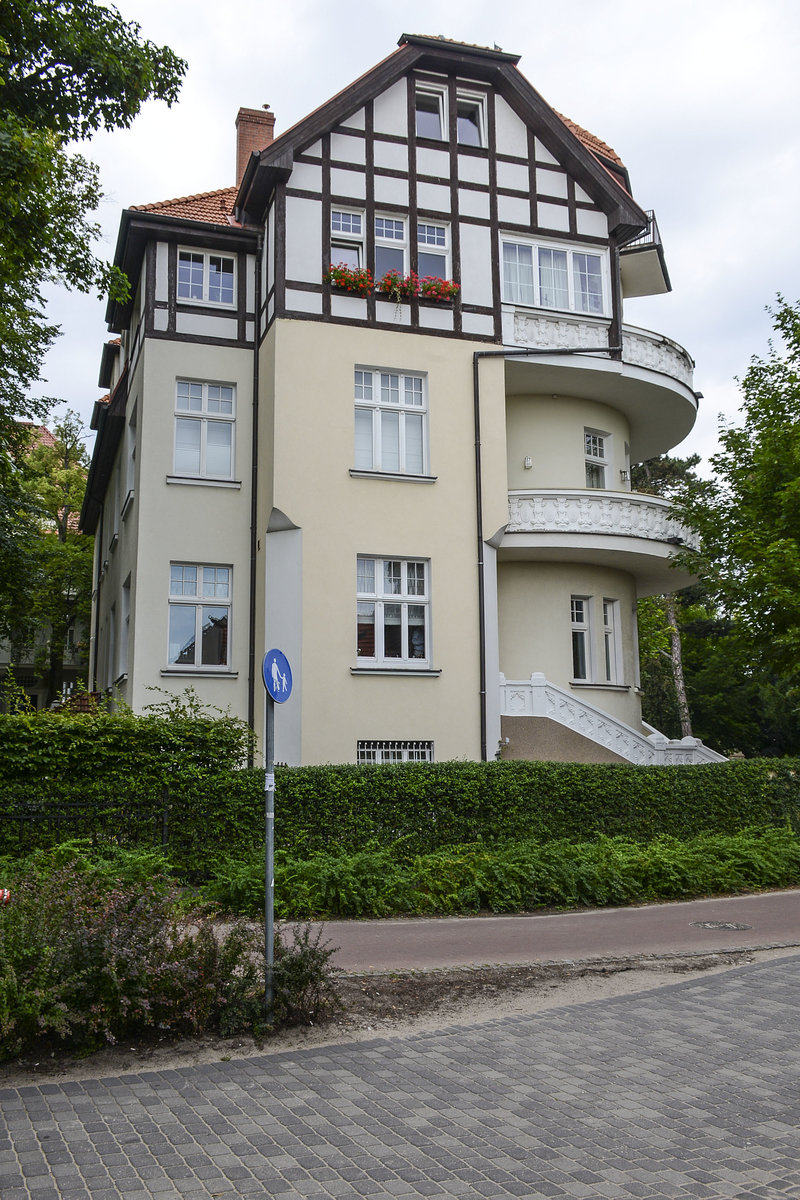 Dieses Gebude an der Ulica Księcia Jzefa Poniatowskiego (bis 1945: Ernststrae) beherbergt das Zoppoter Stadtmuseum (Museum Sopotu). Aufnahme: 16. August 2019.