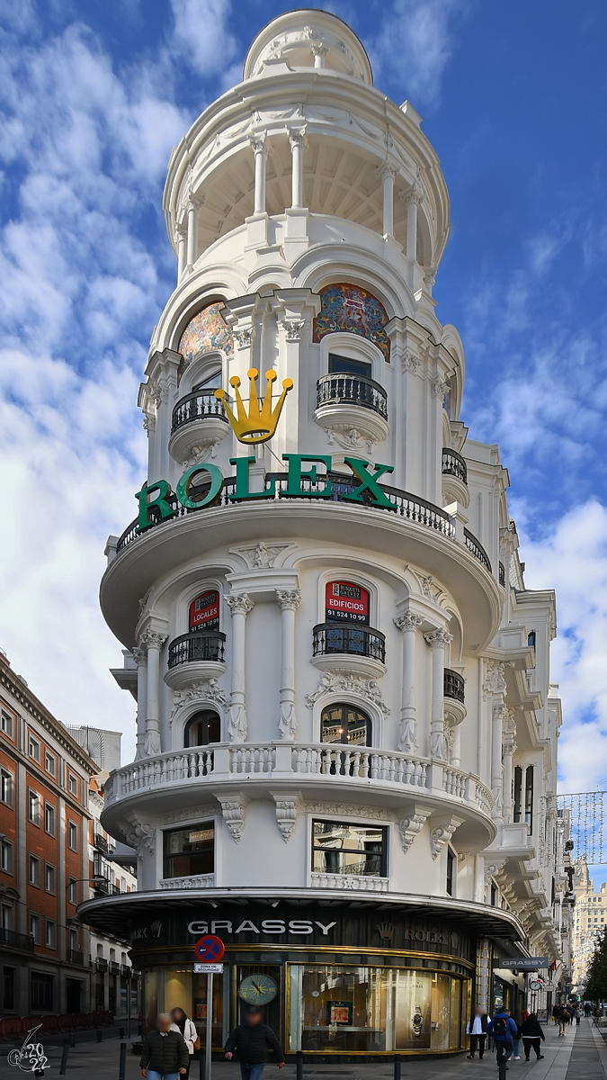 Dieses Gebude (Edificio Grassy) wurde von 1916 bis 1917 im mit Historismus gemischten Jugendstil erbaut. (Madrid, November 2022)