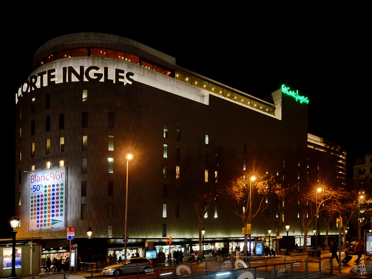 Dieses Gebäude der großen spanischen Warenhauskette  El Corte Ingles  befindet sich am Rande des Placa Catalunya. (Barcelona, Februar 2012)