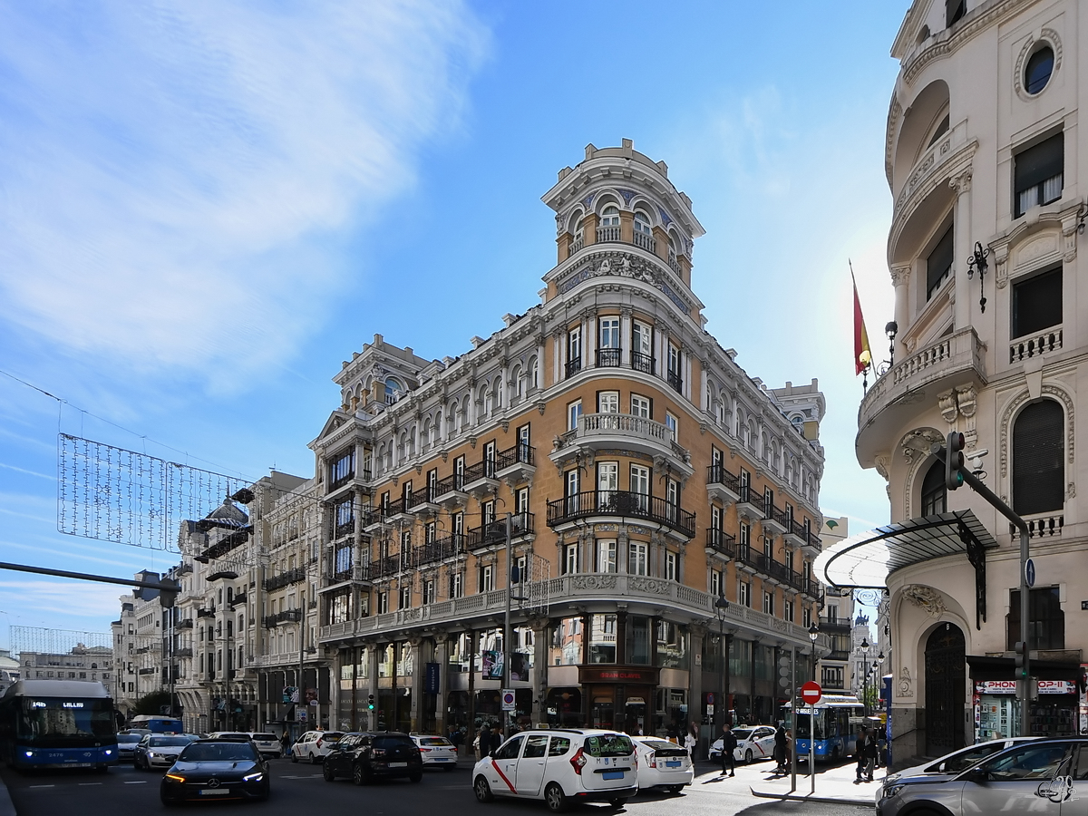 Dieses Gebude (Viviendas para el Conde de Artaza) wurde von 1915 bis 1917 erbaut und ist heute ein Hotel. (November 2022)