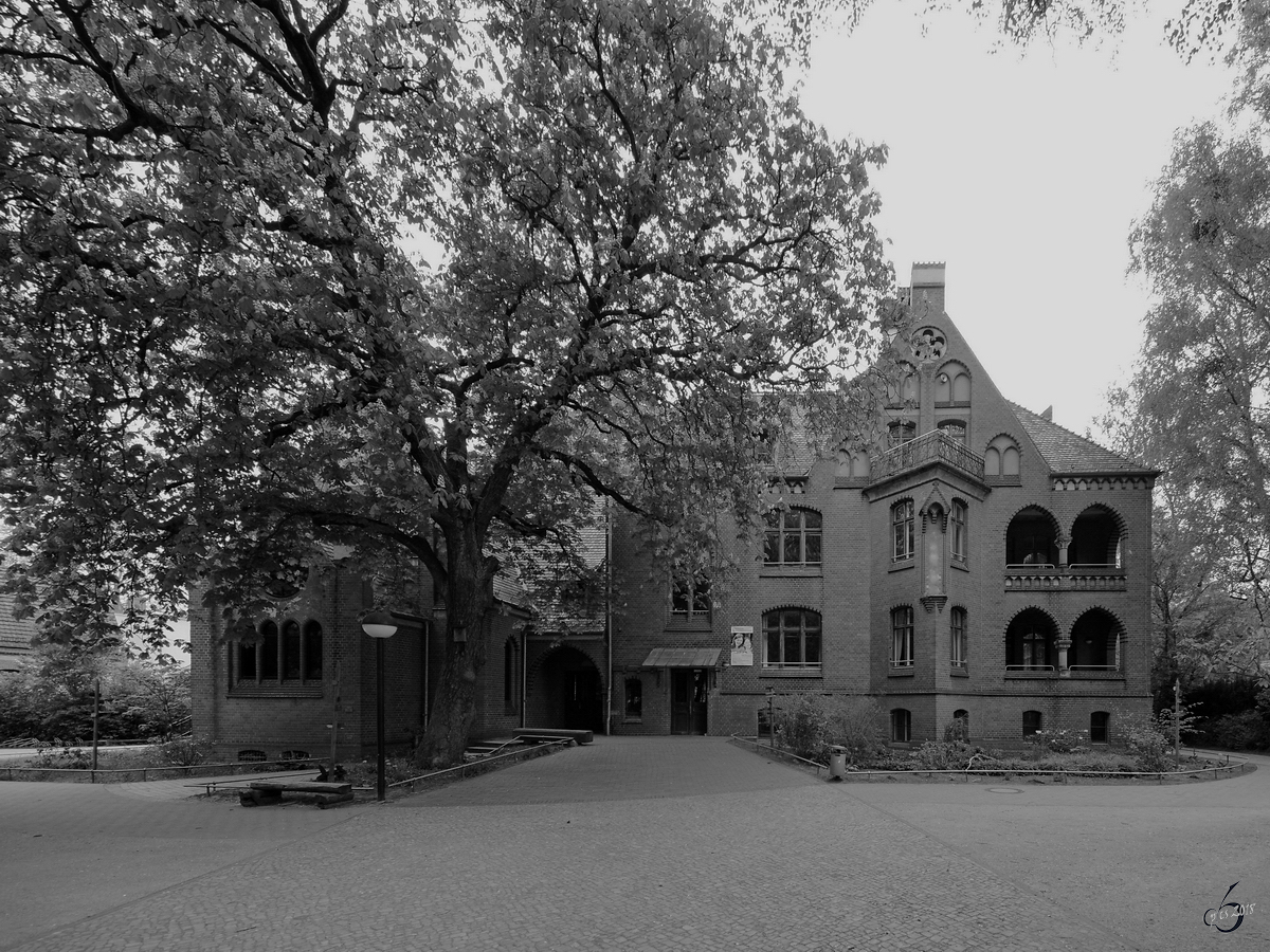 Dieses Gebude wurde 1898 fr die Auguste-Victoria-Pfingsthaus-Stiftung als Generalswitwenheim errichtet und ist heute eine evangelische Grundschule. (Potsdam, April 2018)